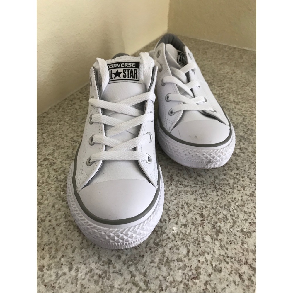🏆Converse🏆 white leather kids low top sneaker
